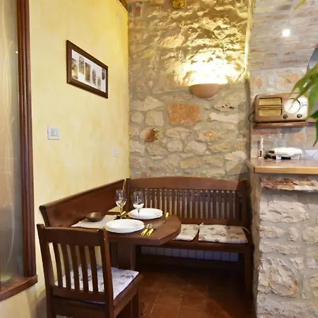 Tolles In Mit Grill- Terrasse Und Garten By Interhome Apartman