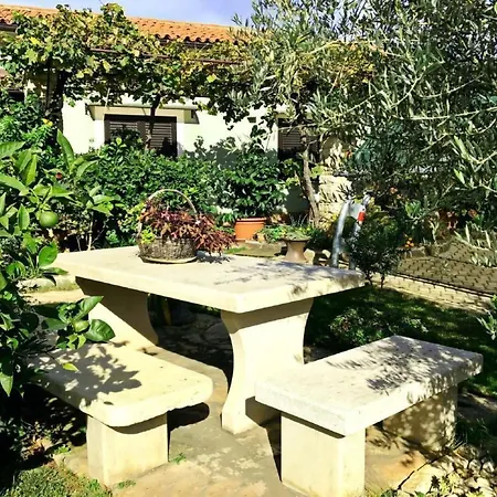 Tolles In Mit Grill- Terrasse Und Garten By Interhome