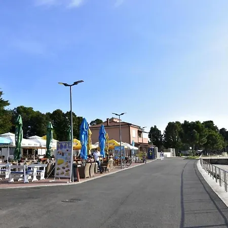 Tolles In Mit Grill- Terrasse Und Garten By Interhome Apartmán Umag